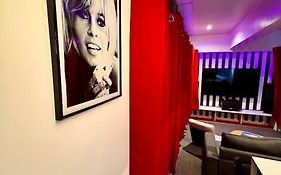Experience Cinema Immersif Dans Appartement Renove Pres De Montmartre